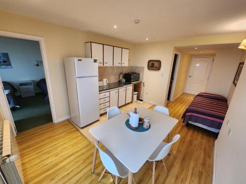 a kitchen and dining room with a table and chairs at Mirabeagle Departamentos in Ushuaia