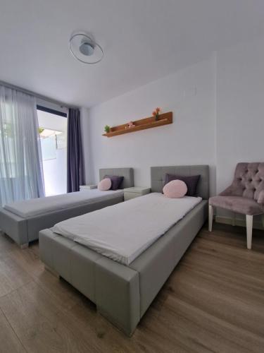 ein Schlafzimmer mit zwei Betten und einer Couch in der Unterkunft SUNLIVE in La Cala de Mijas