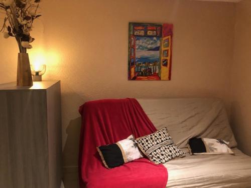 Ένα ή περισσότερα κρεβάτια σε δωμάτιο στο Chambre ou Studio dans Maison avec piscine