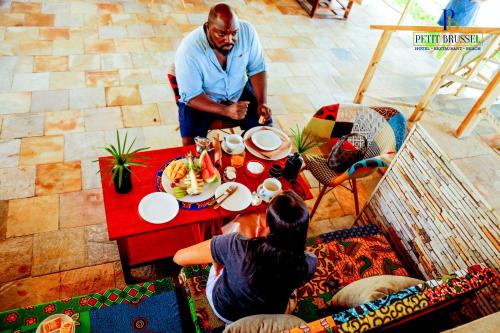 Makanan di atau berdekatan hotel