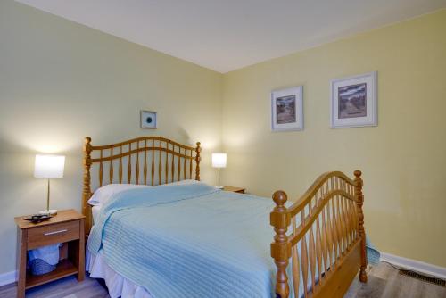 - une chambre avec un lit avec un cadre en bois et 2 lampes dans l'établissement Seaside Heights Condo with Deck Walk to Boardwalk!, à Seaside Heights