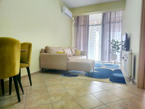 Ein Sitzbereich in der Unterkunft Pleasant apartment with free dedicated parking in Komuna e Parisit