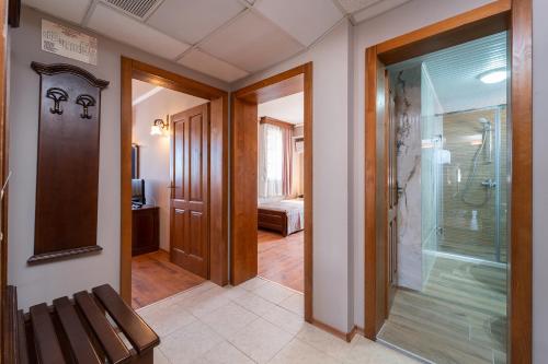um corredor com uma cabina de duche em vidro num quarto em Hotel Izvora em Kranevo