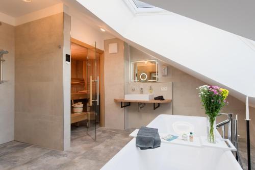 uma casa de banho com uma mesa branca e um lavatório em Hotel Schluister Park em Carolinensiel