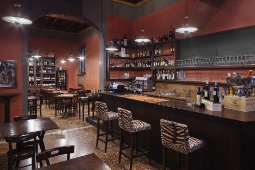 un bar in un ristorante con tavoli e sedie di Albergo Cappello a Ravenna