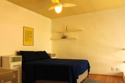 a bedroom with a bed and a ceiling fan at Belíssimo Flat em Pinheiros in Sao Paulo