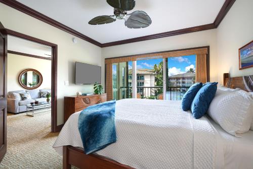 - une chambre avec un lit et une grande fenêtre dans l'établissement Waipouli Beach Resort Luxury Ocean View Condo, à Kapaa