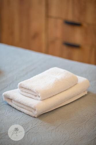 a stack of towels sitting on top of a table at PALMERA STUDIOS in Ofrínion