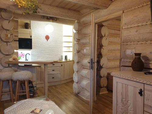 una cocina con escritorio en una cabaña de madera en Sykowno chata, en Szczyrk
