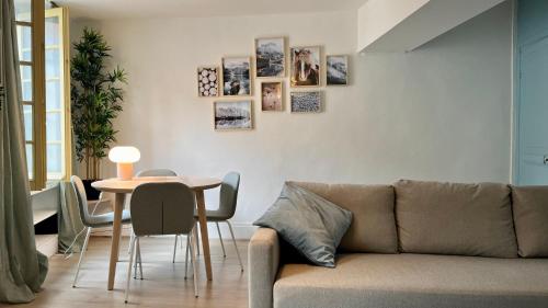 un salon avec un canapé et une table dans l'établissement Un goût de liberté, à Nevers