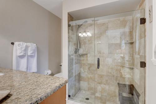 Bilik mandi di Pet Friendly Pool Home in River Reach of Naples FL