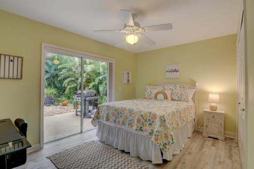 1 dormitorio con 1 cama y ventilador de techo en Pet Friendly Pool Home in River Reach of Naples FL, en Naples