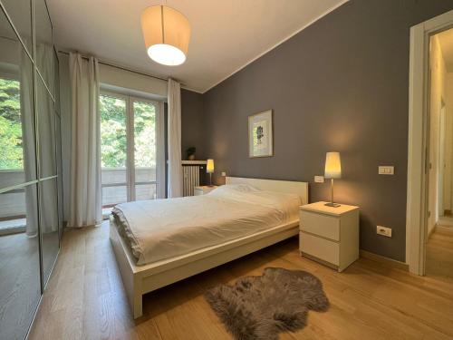 1 dormitorio con cama y ventana grande en Kibilù - San Donato vicinanze IRCCS Policlinico, en San Donato Milanese
