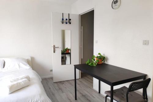 - une chambre avec une table à côté d'un lit dans l'établissement 24 m2 studio with rooftop view, à Bordeaux