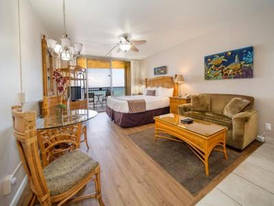 une chambre d'hôtel avec un lit et un salon dans l'établissement Royal Kahana Maui by OUTRIGGER, à Lahaina