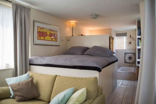 Postel nebo postele na pokoji v ubytování Cosy houseboat Love & Light
