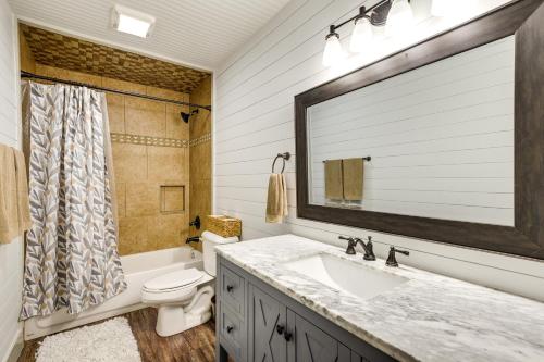 uma casa de banho com um lavatório, um WC e um espelho. em Pet-Friendly Texas Home with Furnished Patio and Grill em Graford