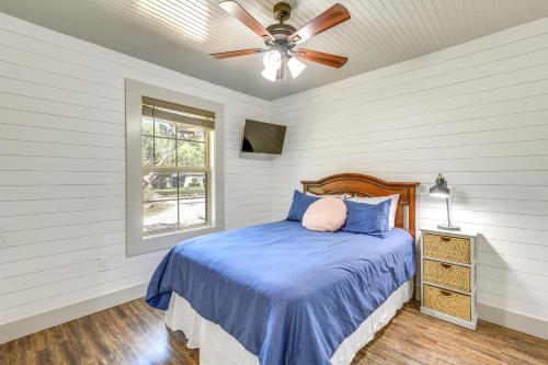 um quarto com uma cama e uma ventoinha de tecto em Pet-Friendly Texas Home with Furnished Patio and Grill em Graford