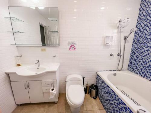 a bathroom with a sink and a toilet and a bath tub at Cozy Guest Studio Apartment in Downtown Boquete in Boquete