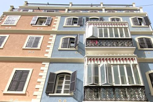 een hoog gebouw met een balkon ervoor bij Delightful City Centre Studio Clarendon Apartment - Grand Central House in Gibraltar