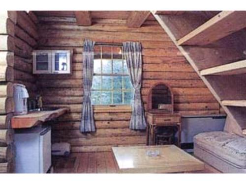 Cabaña de madera con cocina y ventana en Karuizawa Sunny Village - Vacation STAY 57947v, en Karuizawa