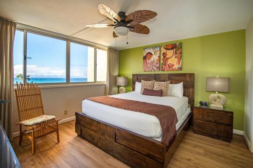1 dormitorio con cama y ventana grande en Royal Kahana Maui by OUTRIGGER, en Lahaina
