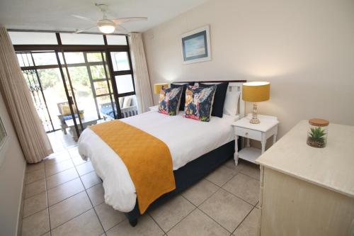 um quarto com uma cama e uma mesa com um candeeiro em Sumelda 3 em Margate