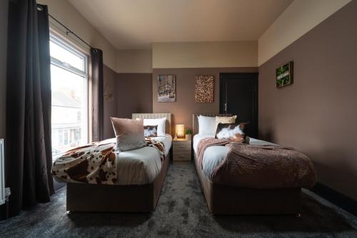 Ένα ή περισσότερα κρεβάτια σε δωμάτιο στο Ephphatha 4 Beds Central A63 3 Bedrms Free Wifi - Close to HRI and MKM Stadium