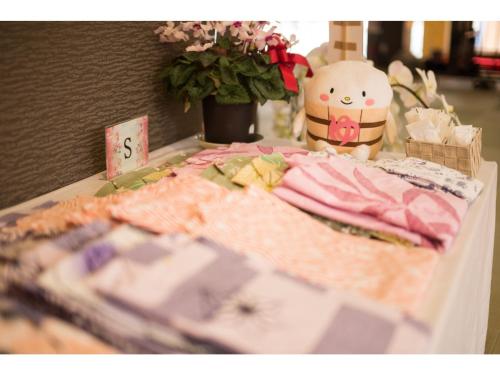 una mesa con un montón de ropa y una maceta en Yuzennoyado Toukai - Vacation STAY 57658v, en Ureshino
