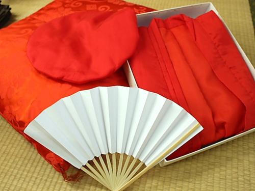 un ensemble de papier rouge et un parapluie dans l'établissement Yuzennoyado Toukai - Vacation STAY 57658v, à Ureshino