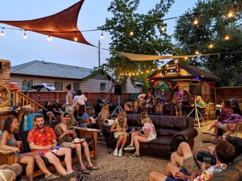 een menigte mensen die in stoelen zitten op een buitenevenement bij Bunk & Brew Historic Lucas House - Hostel in Bend