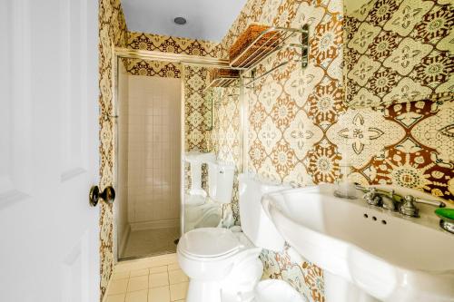 a bathroom with a tub and a toilet and a sink at Meadow Beauty in Westhampton Beach