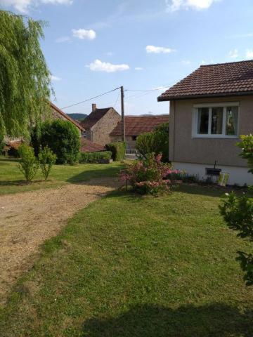 une cour avec une maison et une maison dans l'établissement La maison d'Ormancey, à Mont-Saint-Jean