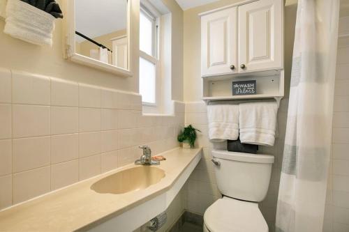 Koupelna v ubytování Five Palms Vacation Rentals- Daily - Weekly - Monthly
