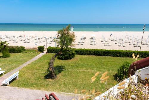 SE013 - Senigallia, ampio monolocale fronte mare al residence Piramidi