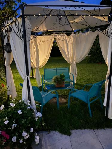 two chairs and a table under a gazebo at B&B La Terrazza in Pozzolengo