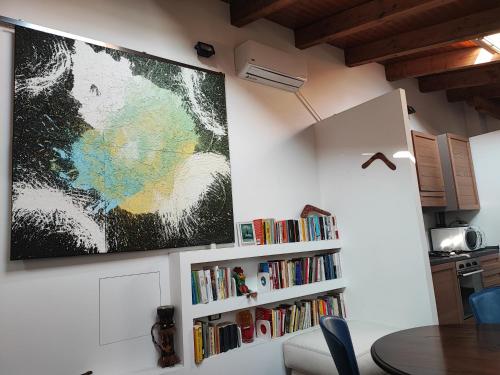 una sala de estar con una gran pintura en la pared en B&B La Casetta, en Gattinara