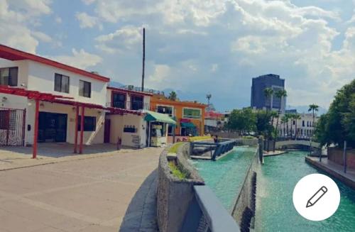 Captura de pantalla de una vía fluvial en una ciudad en Hospédate en Paseo Santa Lucía - LOFT, en Monterrey