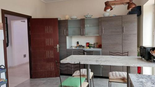 - une cuisine avec une table et des chaises dans la chambre dans l'établissement Villa AKWABA, à Aït Ourir