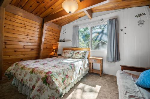 Ένα ή περισσότερα κρεβάτια σε δωμάτιο στο A Beary Happy Cabin - Charming gambrel style home within minutes of the Lake and The Village