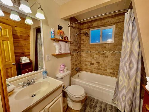 Ένα μπάνιο στο A Beary Happy Cabin - Charming gambrel style home within minutes of the Lake and The Village