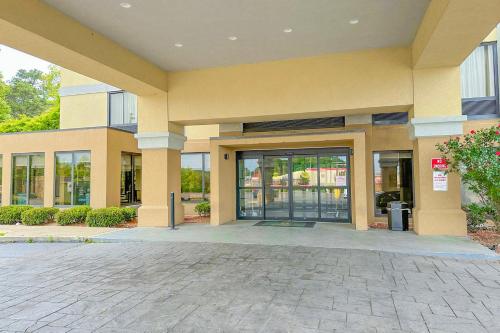 a large building with a large glass door at OYO Townhouse Jackson - Ridgeland in Jackson