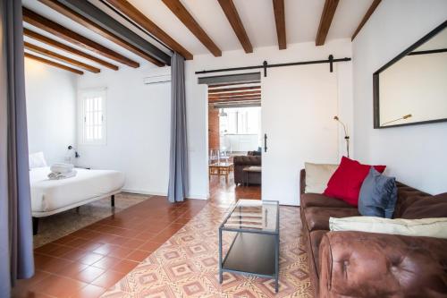 - un salon avec un canapé et une table dans l'établissement 31mai1043 - Sunny home terrace Sagrada Familia, à Barcelone