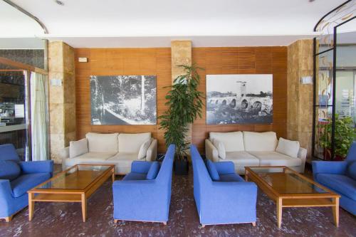 Ein Sitzbereich in der Unterkunft Hotel Cosmopol