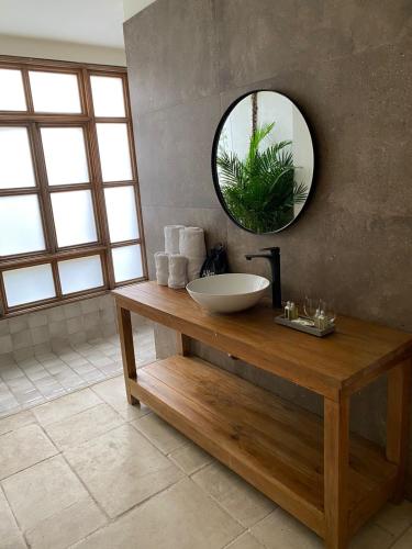 a bathroom with a sink and a mirror at Alko Hotel Casa Nispero in Cali