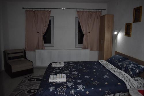 Un dormitorio con una cama con una manta azul con estrellas. en Villa DIJA, en Kruševo