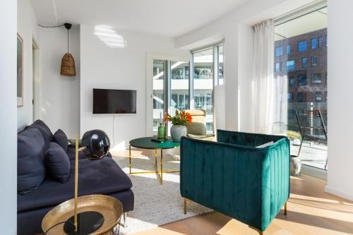 - un salon avec un canapé et une table dans l'établissement Lys 3 værelses lejlighed med 26 m2 sydvendt altan, à Aarhus