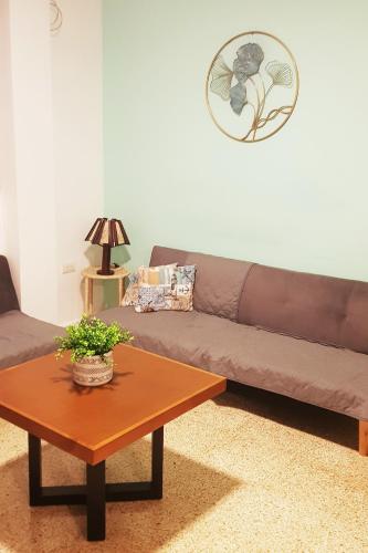 a living room with a brown couch and a coffee table at Villa del Mar Departamento 1 I in Salinas