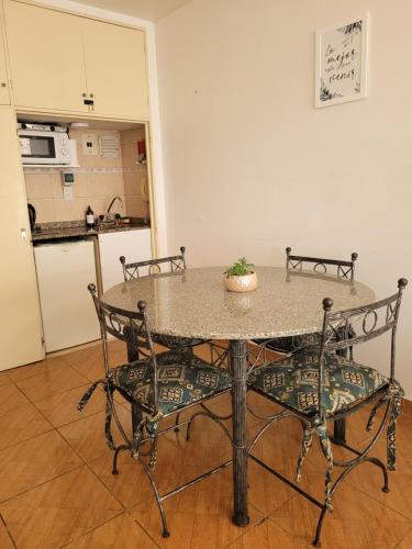 cocina con mesa con 2 sillas y barra en ¡Hermoso departamento Bs As! en Buenos Aires