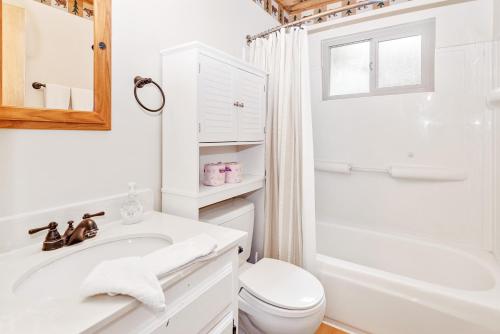 Ένα μπάνιο στο Zen Den - Beautiful A-frame cabin with classic brick wood burning fireplace and a hot tub